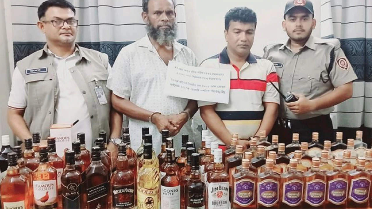 গাড়িতে লেখা ছিল মন্ত্রণালয়ের নাম, তল্লাশিতে মিলল ৮০ বোতল মদ