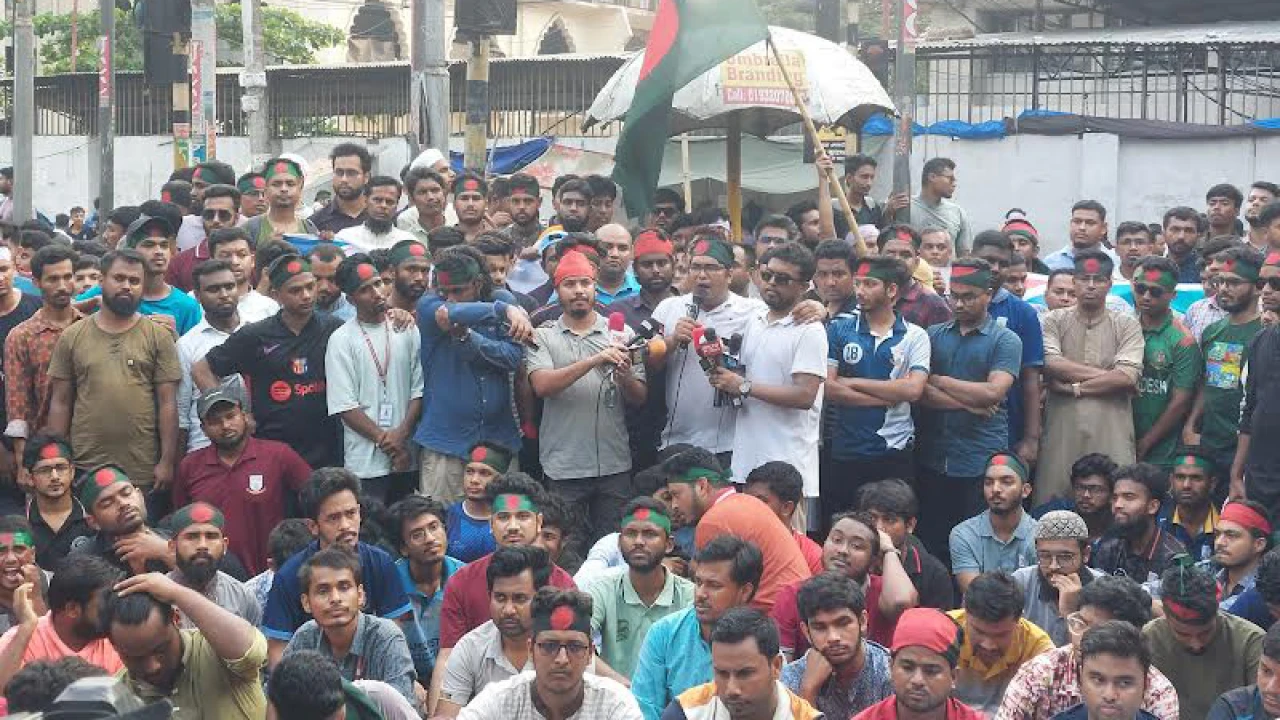 বোতলকাণ্ডে জবিছাত্রকে আটক করলে ডিবি অফিস ঘেরাওয়ের হুঁশিয়ারি 