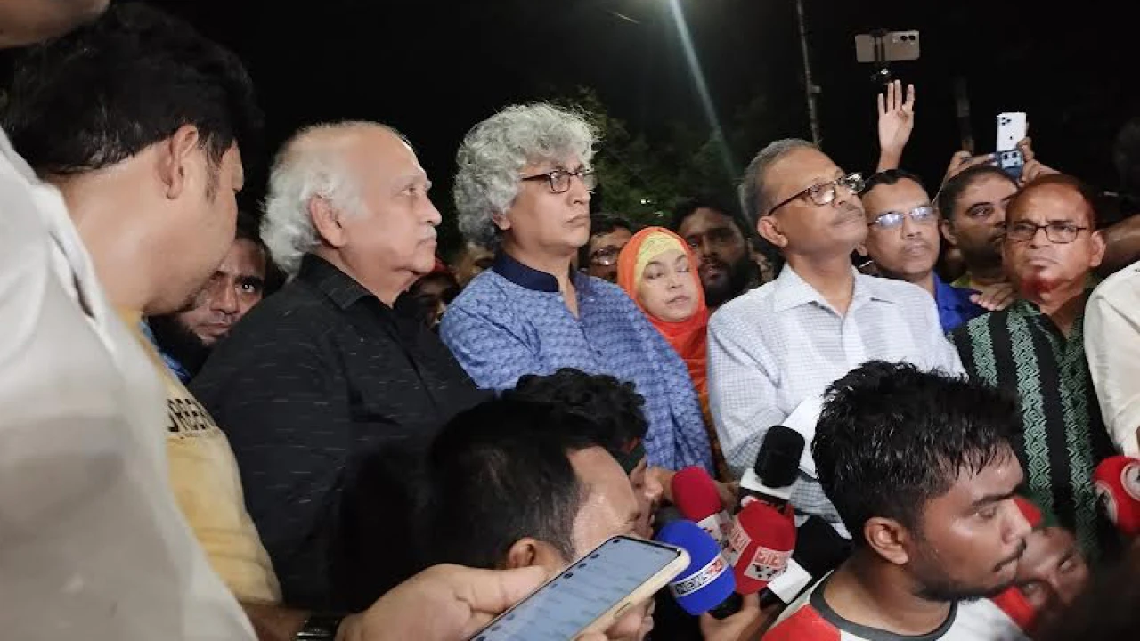 জবির দাবি মেনে নেওয়ার আশ্বাস, অনশন ভাঙলেন শিক্ষক-শিক্ষার্থীরা  