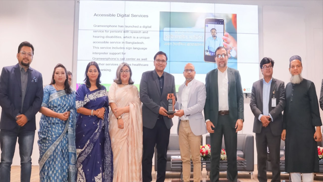 ইশারা ভাষায় গ্রাহক সেবার জন্য সম্মাননা স্মারক পেল গ্রামীণফোন