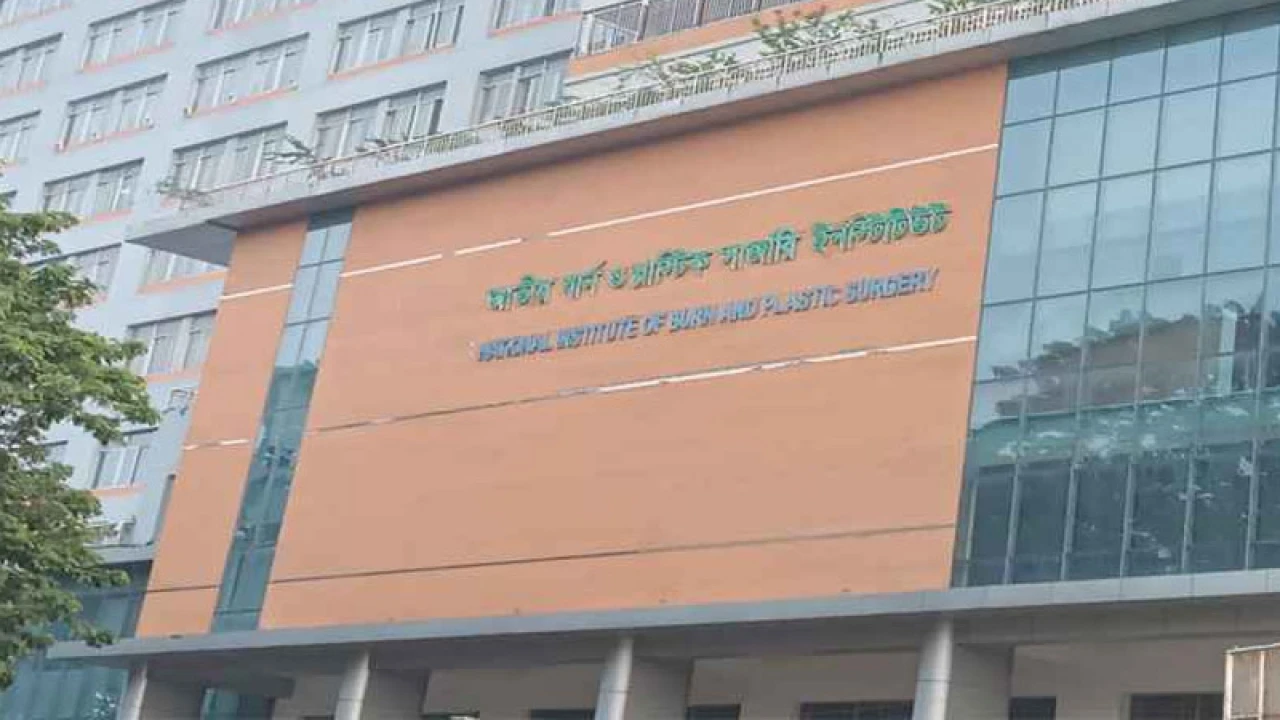 বাড্ডায় গ্যাস লিকেজ থেকে বিস্ফোরণ, এক পরিবারের দগ্ধ ৫