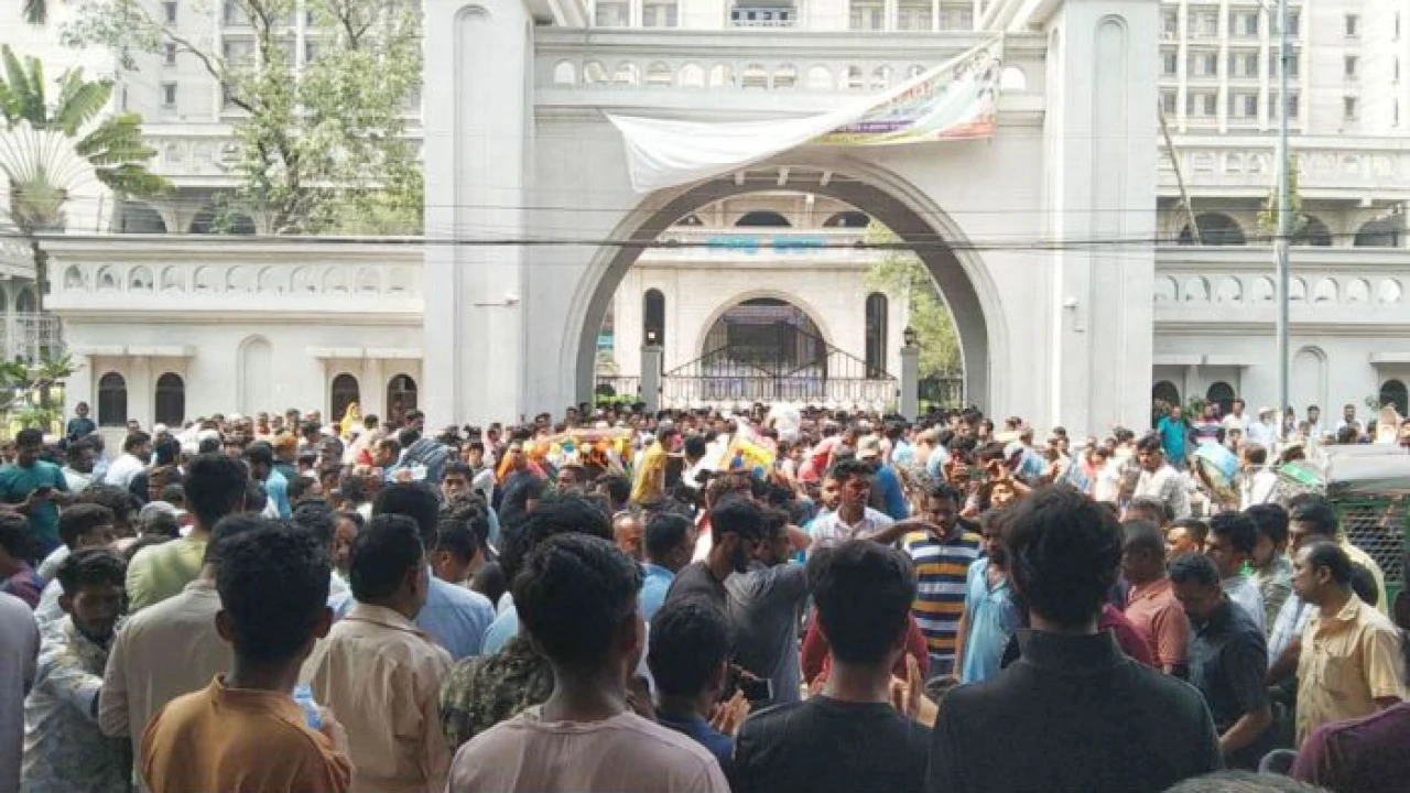 নগর ভবনের সামনে ইশরাকপন্থীরা