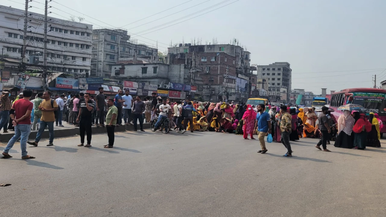 বকেয়া বেতনের দাবিতে ঢাকা-ময়মনসিংহ মহাসড়ক অবরোধ 