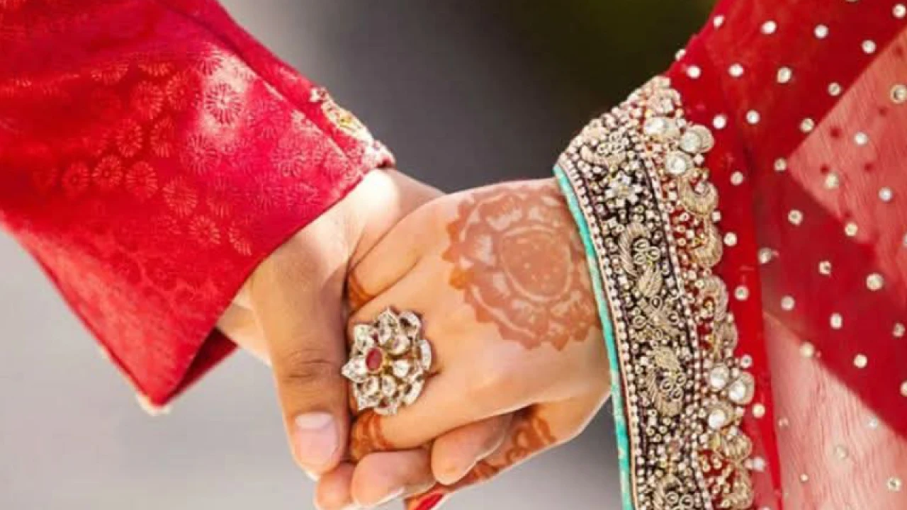 স্বামীর বাড়ি থেকে টাকা ও স্বর্ণালংকার নিয়ে পালালেন নববধূ