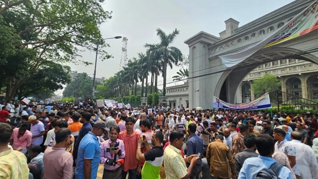 ডিএসসিসি নগর ভবনে তালা, উপদেষ্টা আসিফ মাহমুদকে অবাঞ্ছিত ঘোষণা