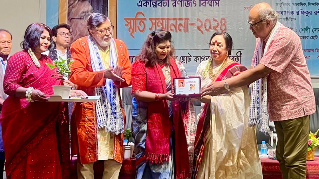 ‘একান্নবর্তী রণজিৎ বিশ্বাস স্মৃতি সম্মাননা’ পেলেন অপরাজিতা সংগীতা