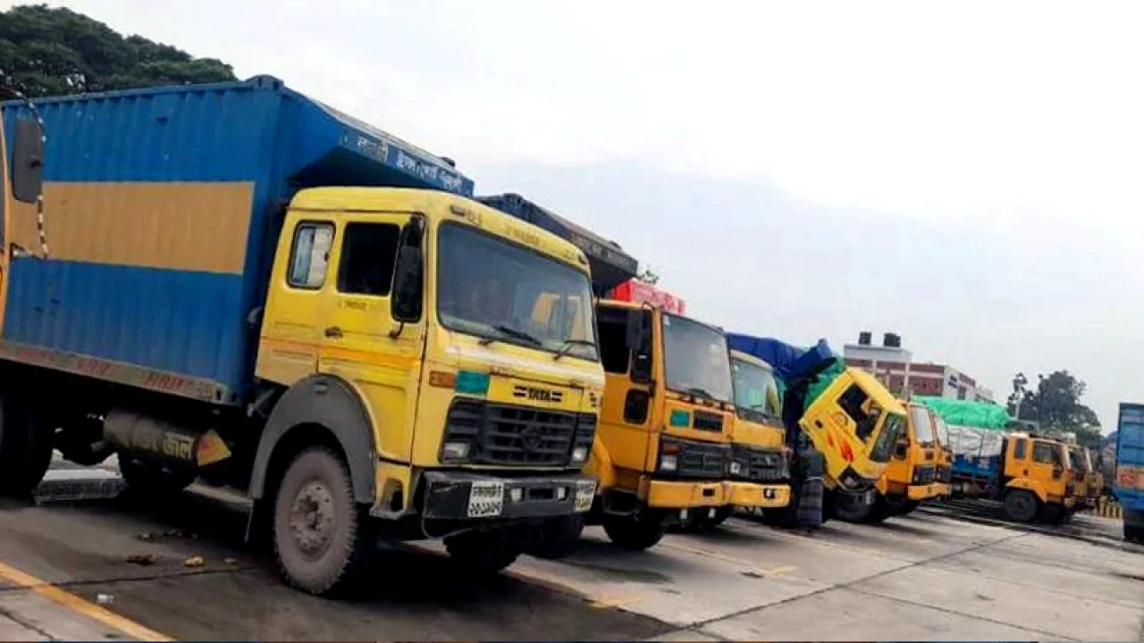 ভারতের নিষেধাজ্ঞায় বেনাপোলে আটকা পণ্যবাহী ৩৬ ট্রাক