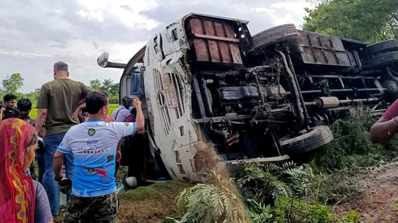 ৩৫ সাংবাদিককে নিয়ে বাস খাদে