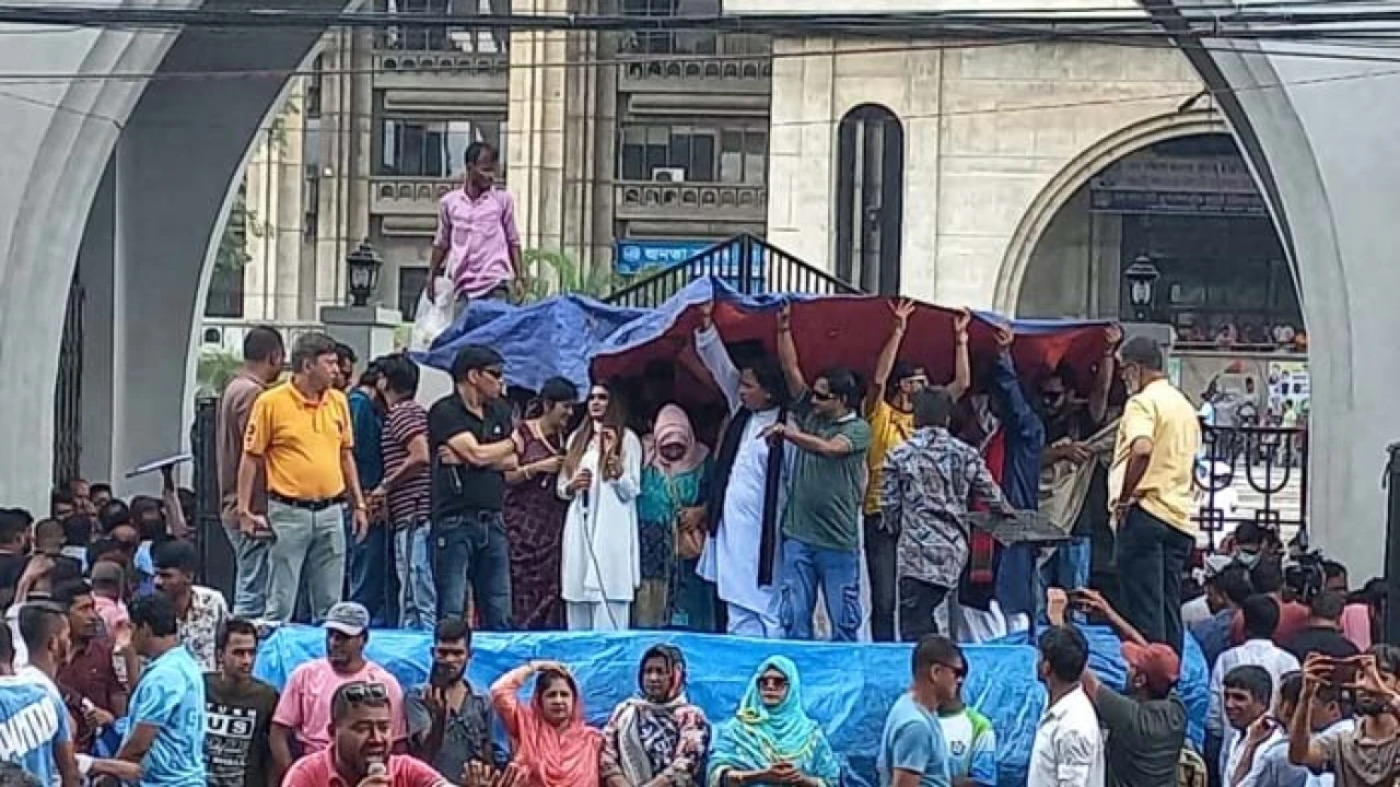 বৃষ্টি উপেক্ষা করে নগর ভবনে চলছে ‘ব্লকেড’ কর্মসূচি