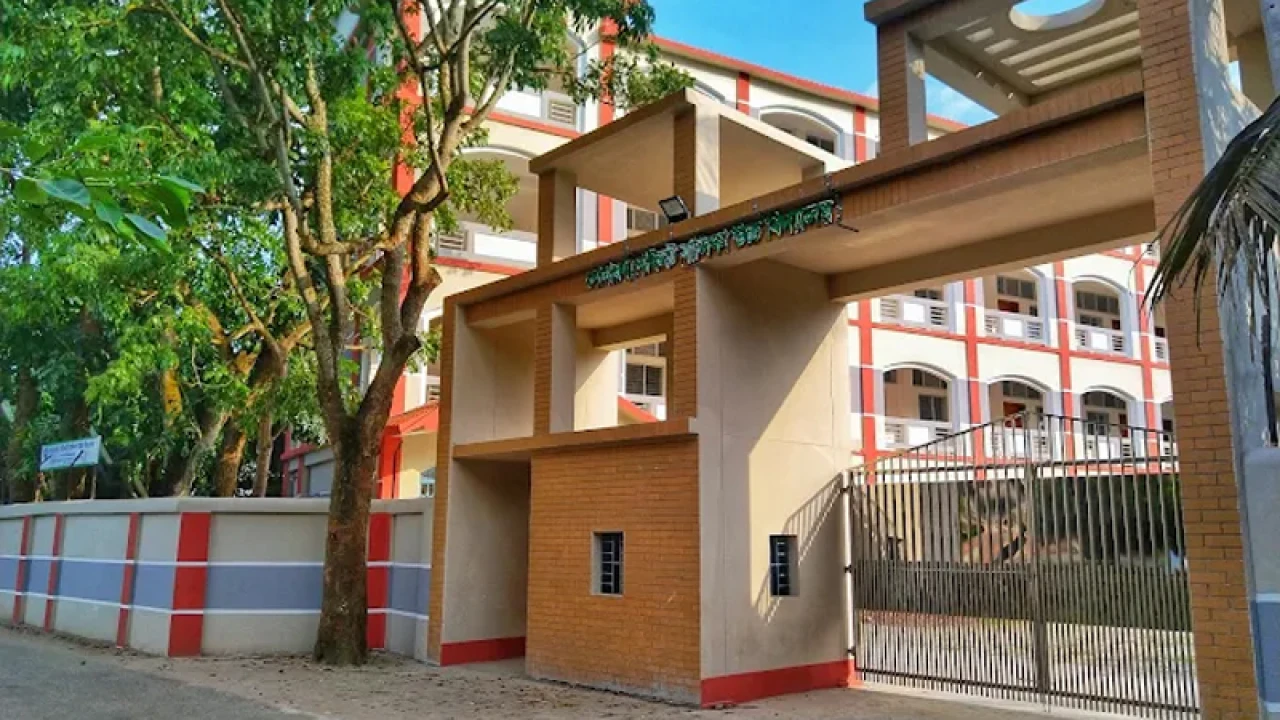 শ্রেণিকক্ষে একে একে অসুস্থ ১০ শিক্ষার্থী