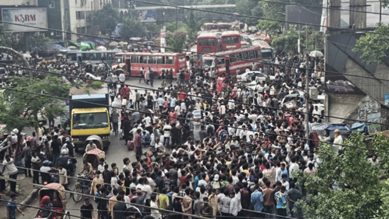 শাহবাগ মোড় অবরোধ করেছে ছাত্রদল