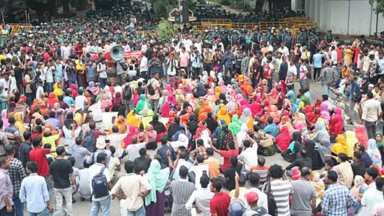 পুলিশের বাধায় কাকরাইল মোড়ে অবস্থান পোশাকশ্রমিকদের