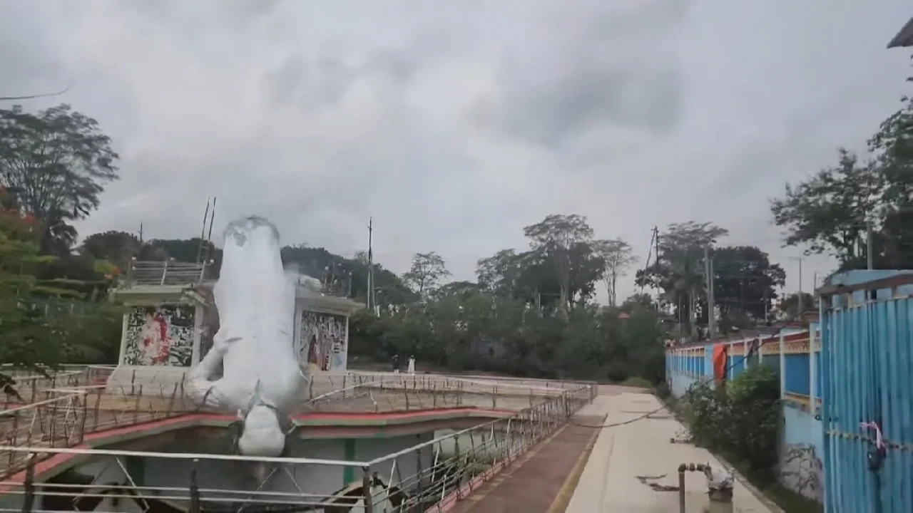 রাঙামাটিতে ভেঙে ফেলা হল শেখ মুজিবুরের ভাস্কর্য 