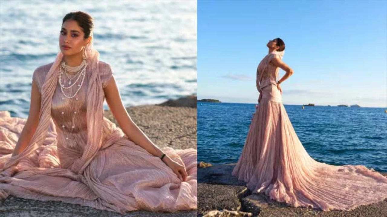 প্রথমবার কানের রেড কার্পেটে জাহ্নবী