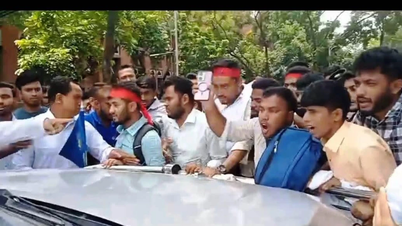 অটোপাসের দাবিতে জাতীয় বিশ্ববিদ্যালয়ের উপাচার্যের ওপর হামলা