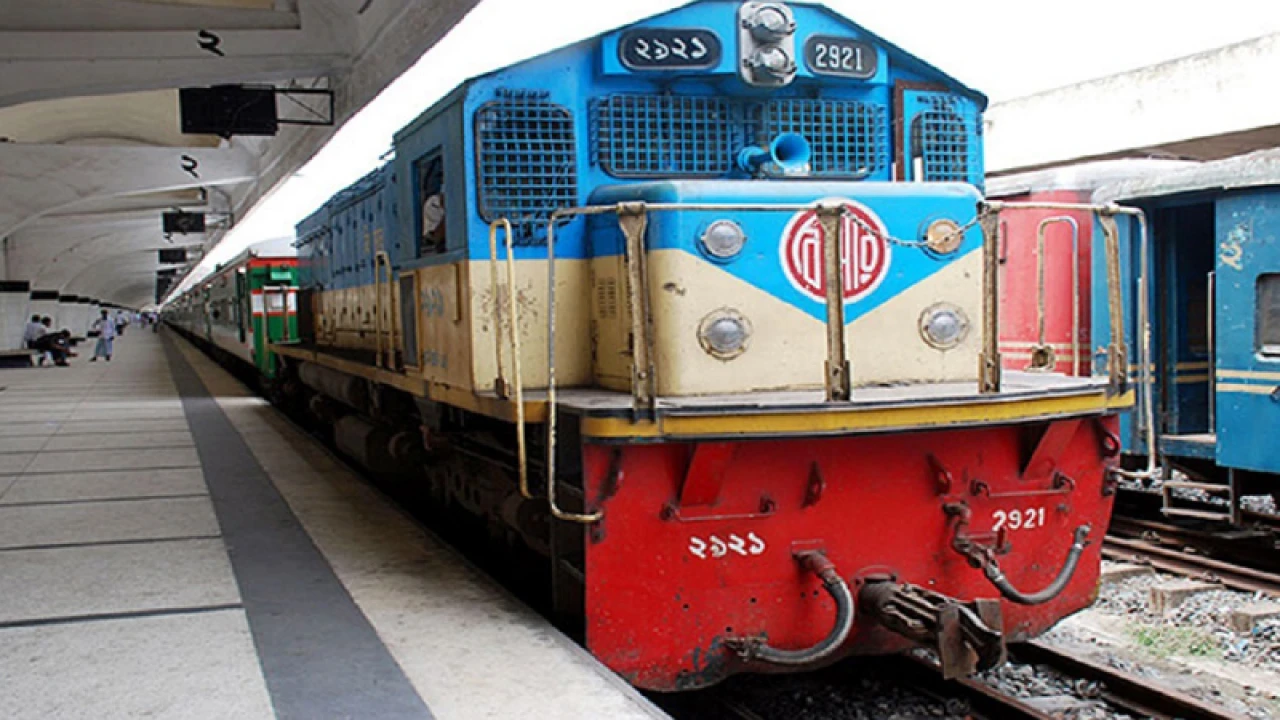 জয়পুরহাটে সাড়ে ৪ ঘন্টা পর ট্রেন চলাচল স্বাভাবিক