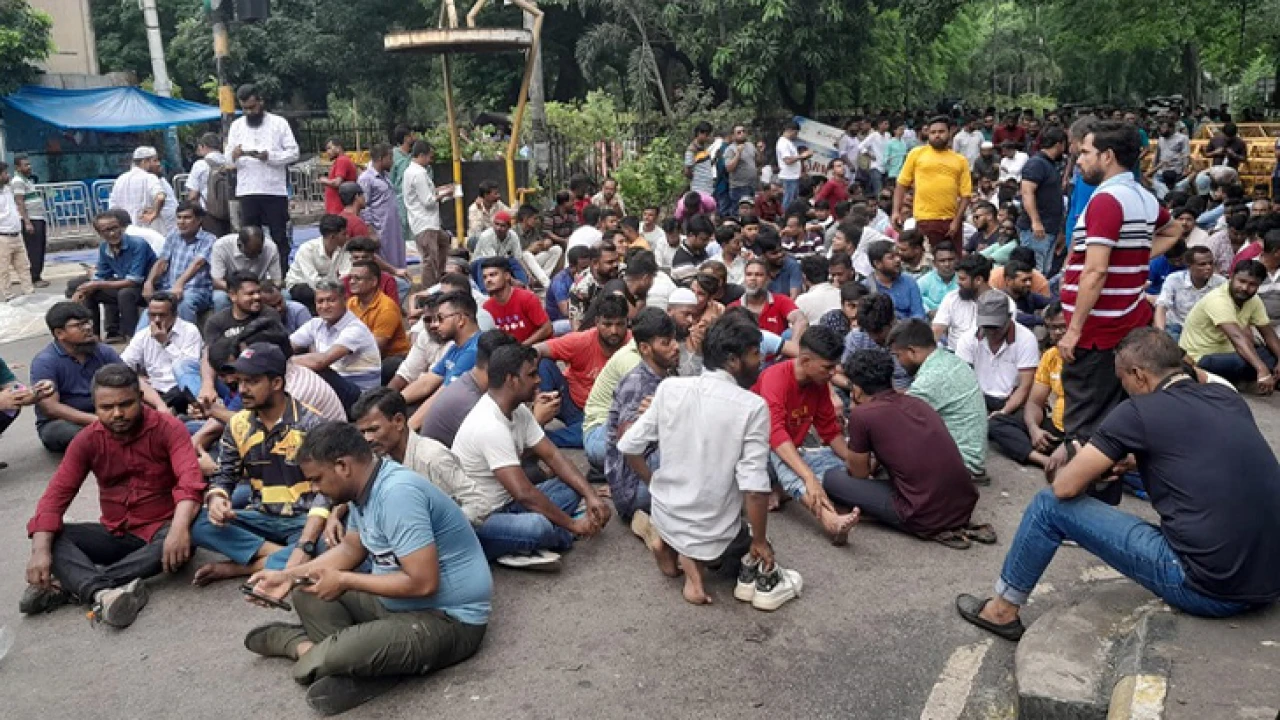 সারারাত যমুনার সামনে অবস্থান, সকালেও কর্মসূচি অব্যাহত ইশরাক সমর্থকদের