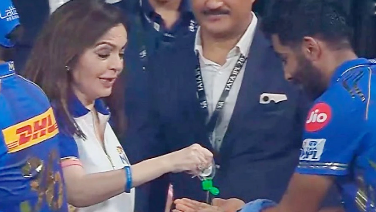 বুমরাহর সঙ্গে হাত মেলানোর আগে ‘স্যানিটাইজার’ লাগিয়ে আলোচনায় নীতা