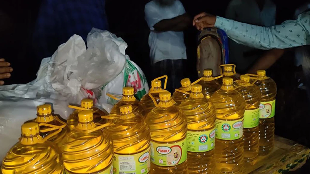 রাতের আঁধারে টিসিবির পণ্য বাড়িতে নেওয়ার চেষ্টা, আটকাল জনতা 