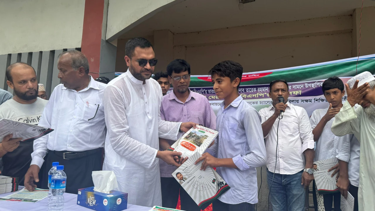 কচুয়ায় শিক্ষা উপকরণ বিতরণ করলেন ইঞ্জিনিয়ার হাবিবুর রহমান