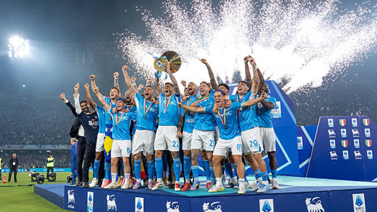 ইন্টারকে ১ পয়েন্ট পিছিয়ে রেখে চ্যাম্পিয়ন নাপোলি