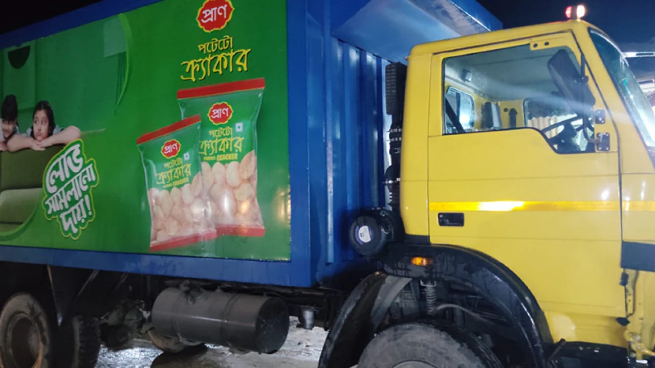 ট্রাকচাপায় স্বামী-স্ত্রী নিহত, গুরুতর আহত মেয়ে