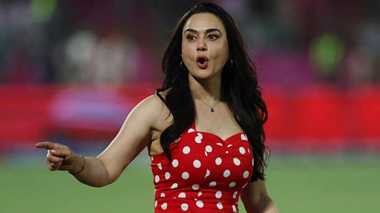 আম্পায়ারের ওপর চটেছেন প্রীতি