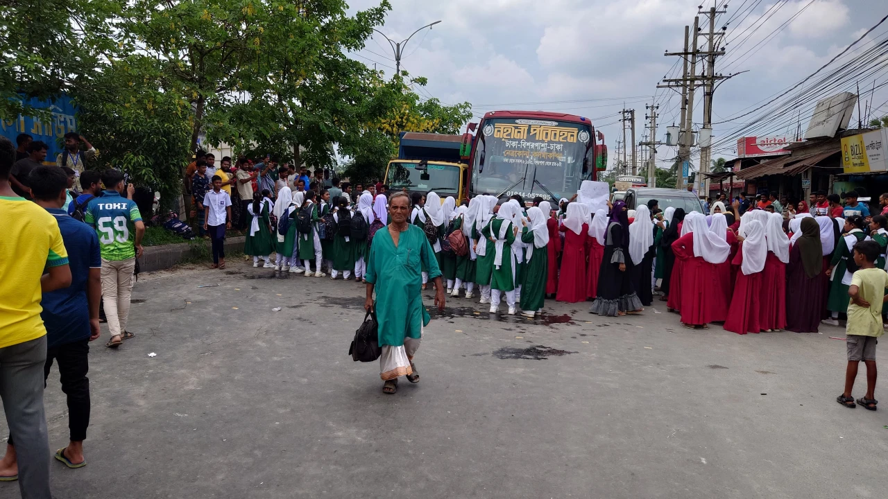 বাসের ধাক্কায় শিক্ষার্থী আহতের প্রতিবাদে মহাসড়ক অবরোধ, বিক্ষোভ