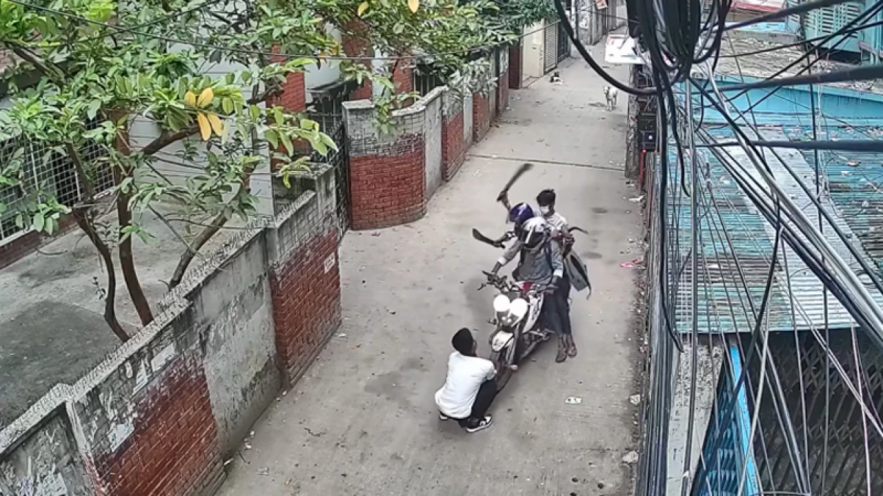 মগবাজারে অস্ত্রের মুখে ছিনতাই, ভাইরাল ভিডিও নিয়ে যা জানা গেল