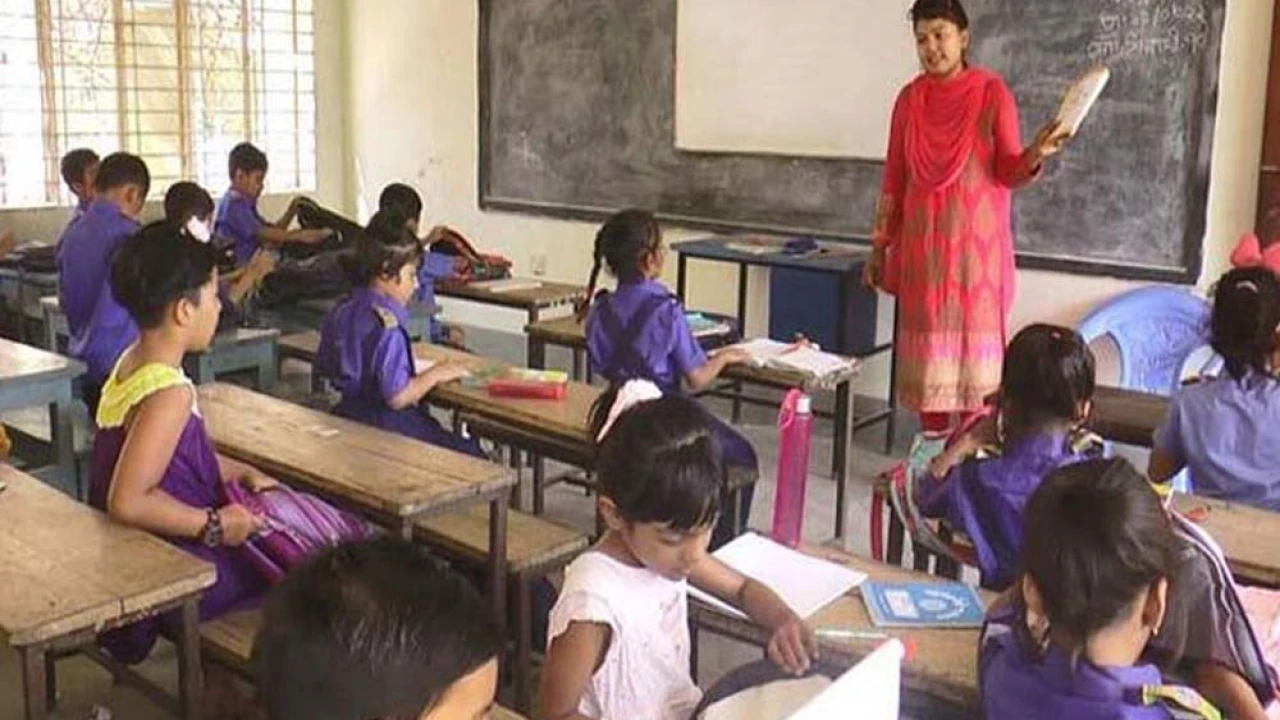 পূর্ণদিবস কর্মবিরতিতে প্রাথমিকের সহকারী শিক্ষকরা 