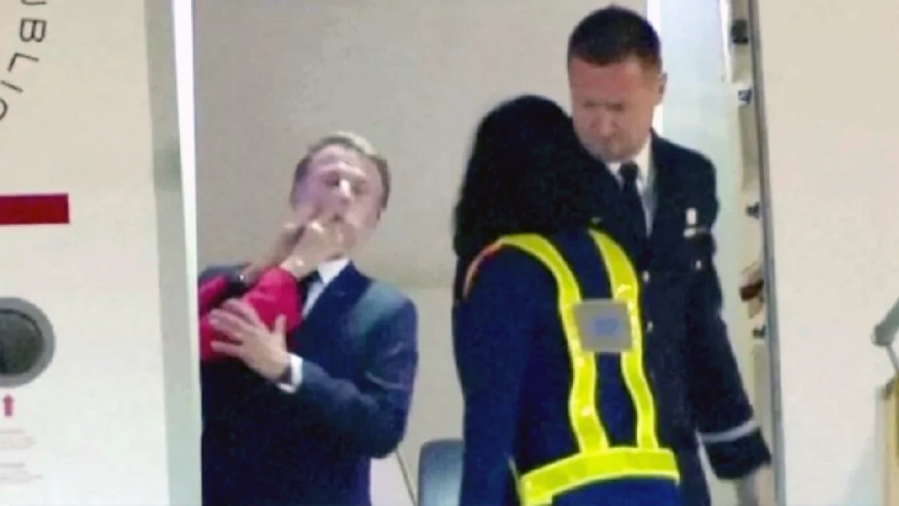 প্রেসিডেন্ট ম্যাক্রোঁর মুখে ধাক্কা মারলেন স্ত্রী