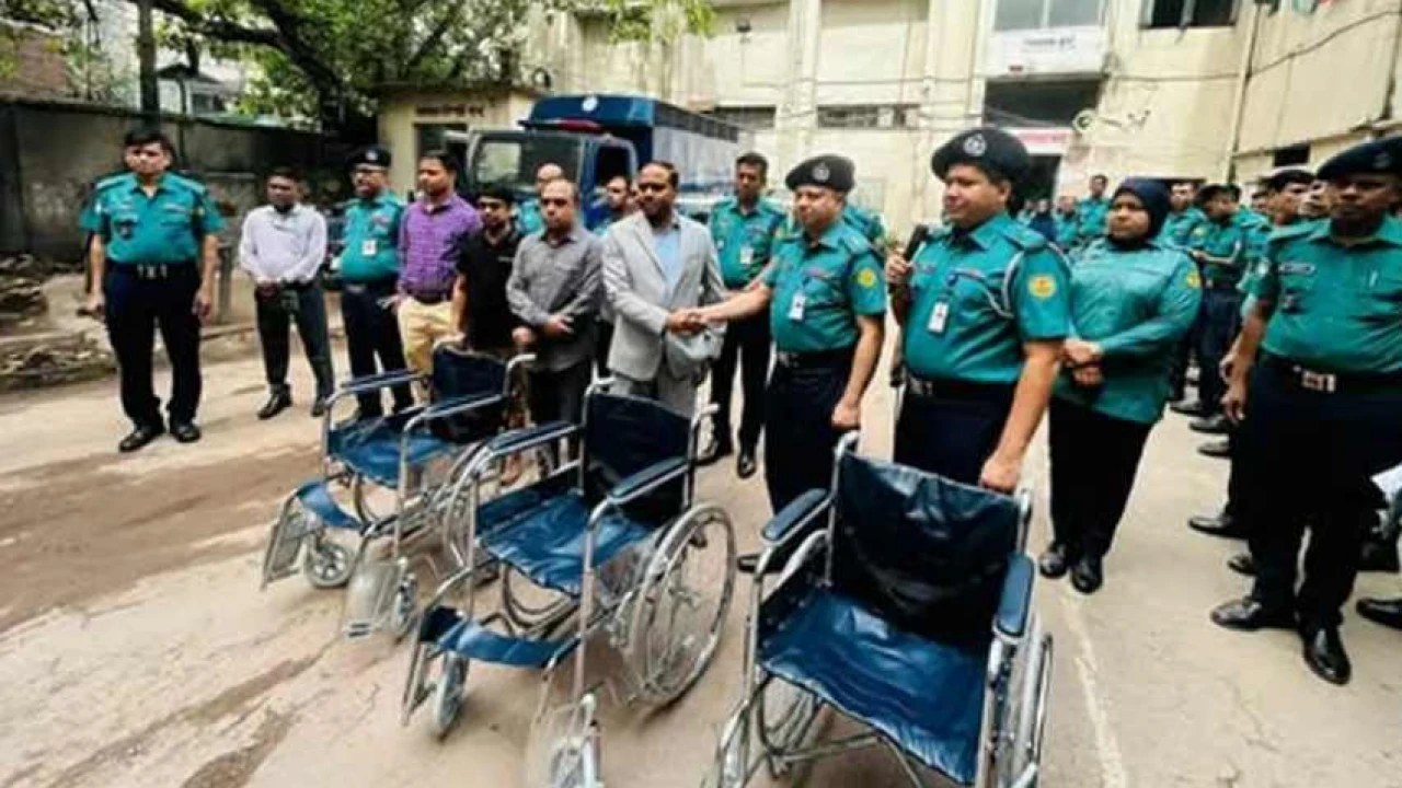 হাজতখানায় হুইল চেয়ার দিলেন ঢাকার সিএমএম 