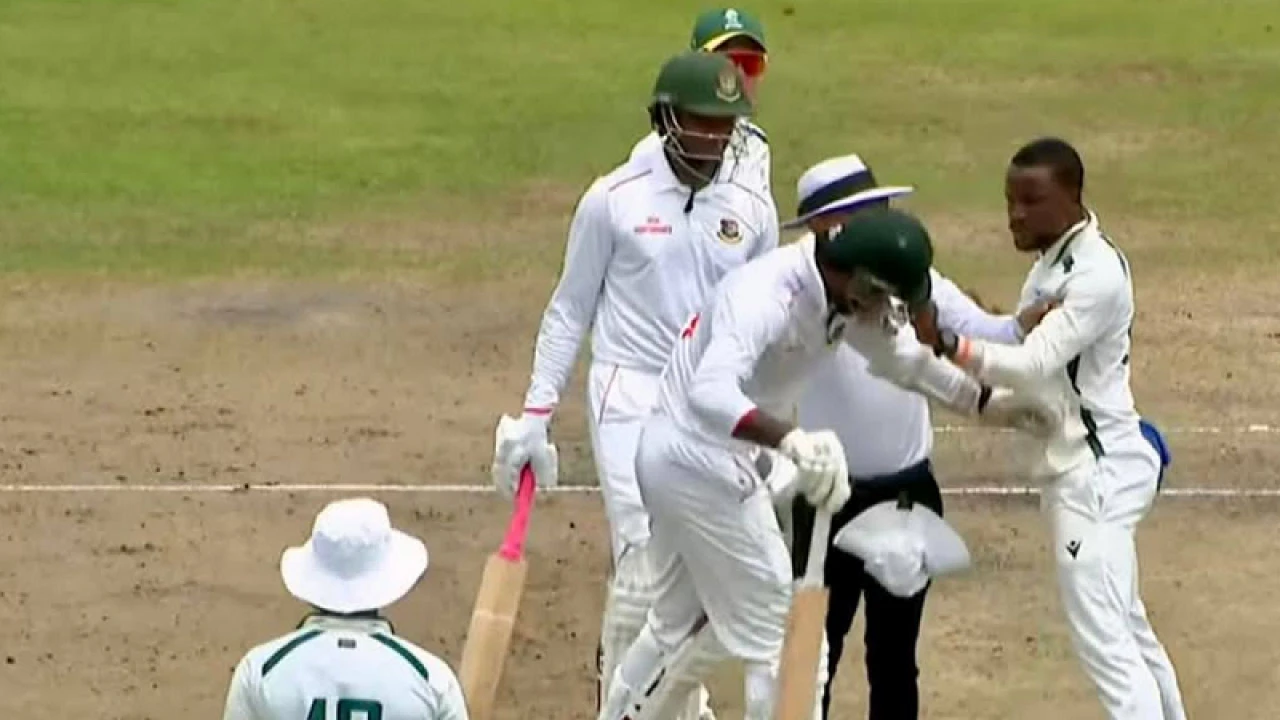 বাংলাদেশি ব্যাটারের হেলমেট ধরে টানাটানি দ. আফ্রিকার ইনোসেন্টের