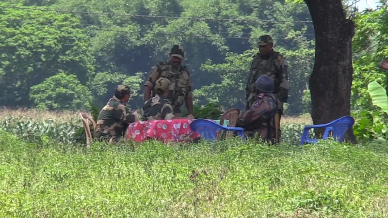 ৫৭ জনকে নিজ দেশে ফেরত নিল বিএসএফ