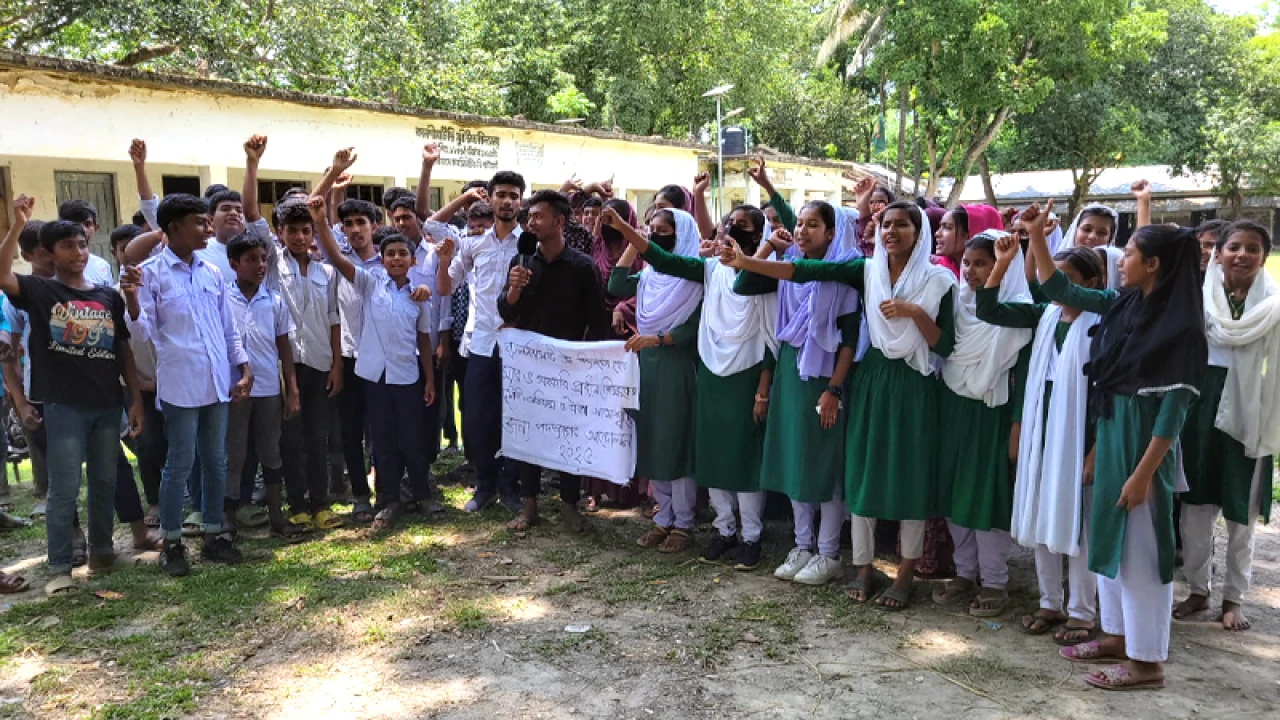 বিদ্যালয়ে টিকটক করেন প্রধান শিক্ষক, প্রতিবাদে শিক্ষার্থীদের বিক্ষোভ