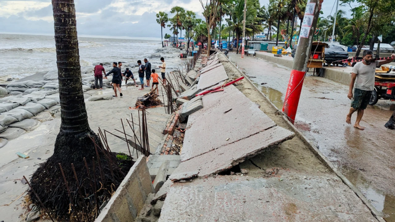 উদ্বোধনের আগেই ভেঙে পড়ল কুয়াকাটা মেরিন ড্রাইভ সড়ক