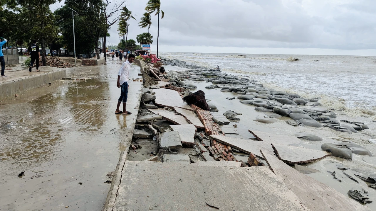 নিম্নাঞ্চল প্লাবিত, দুর্ভোগে উপকূলবাসী