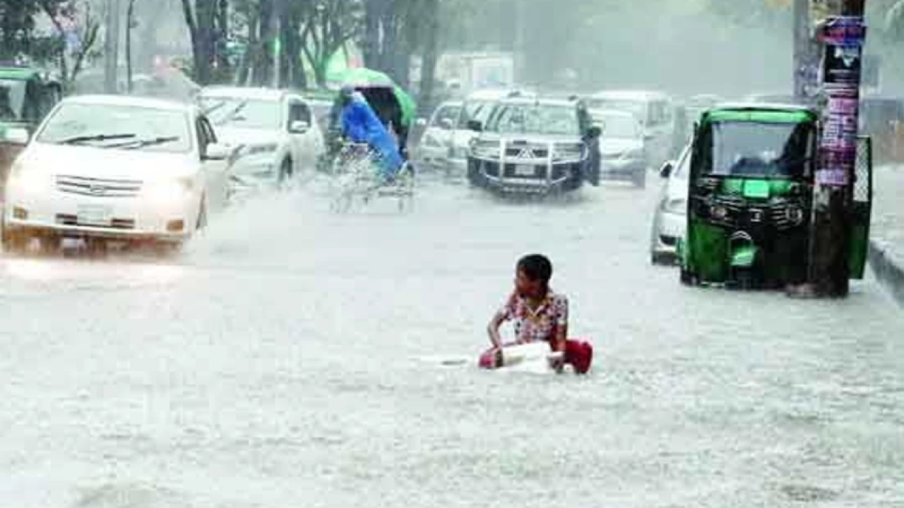 ঝড় জোয়ার বৃষ্টিতে সারাদেশে দুর্ভোগ