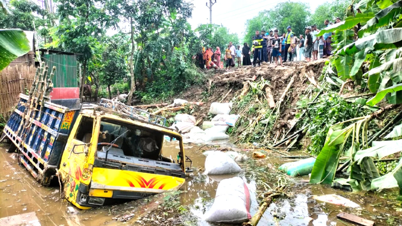 গরুবোঝাই ট্রাক উল্টে দুই ব্যবসায়ী নিহত, আহত ৮