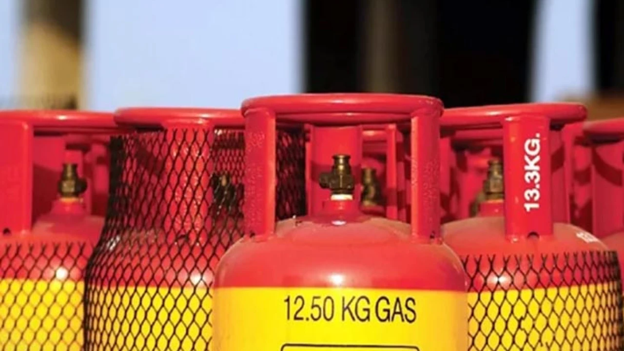 এলপিজির দাম বাড়বে না কমবে, জানা যাবে বিকেলে