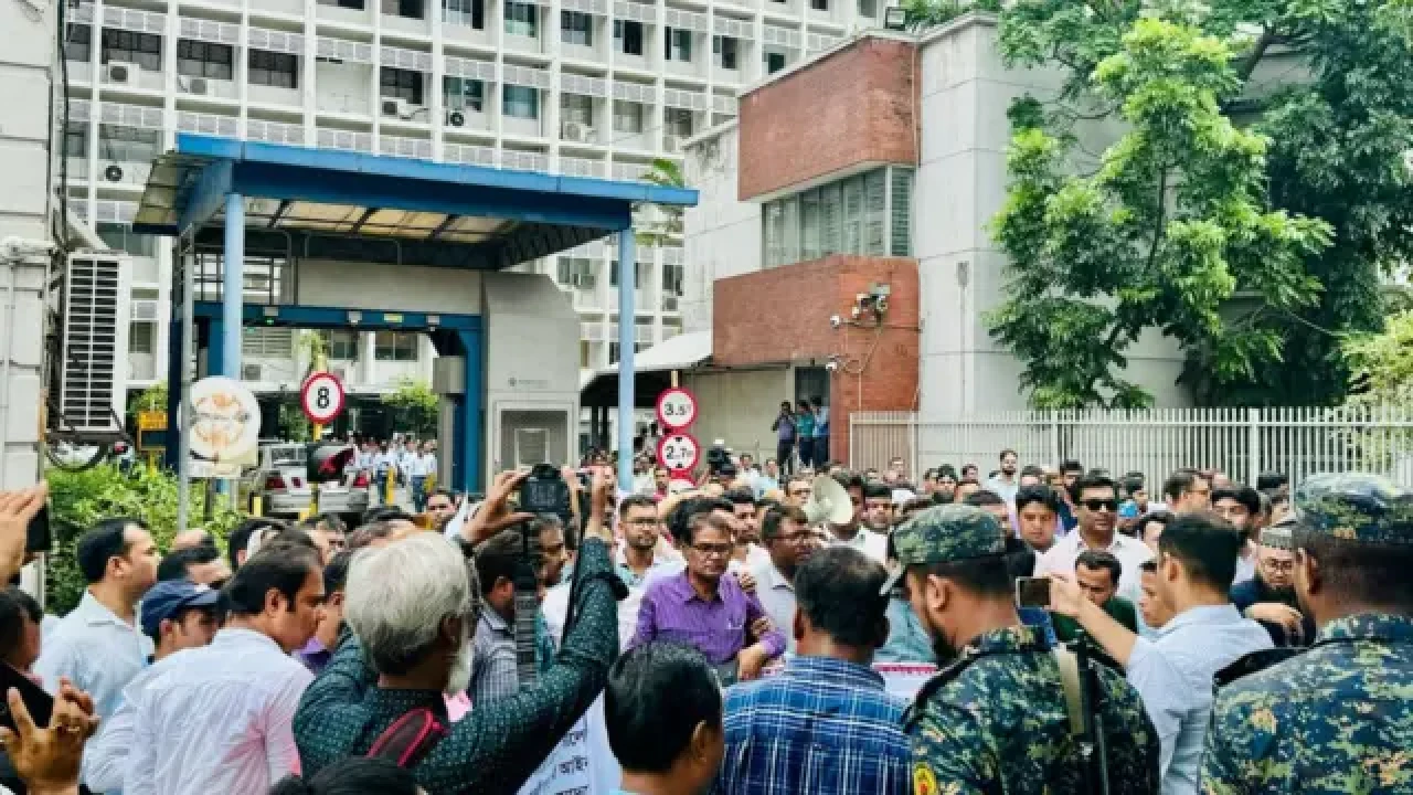 সরকারি চাকরি অধ্যাদেশ বাতিল না হলে কঠোর আন্দোলনের হুঁশিয়ারি
