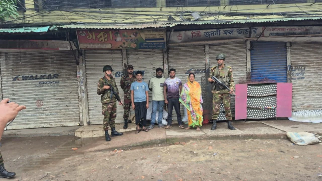 বগুড়ায় সেনাবাহিনীর অভিযানে মাদক ও গুলিসহ আটক ৪