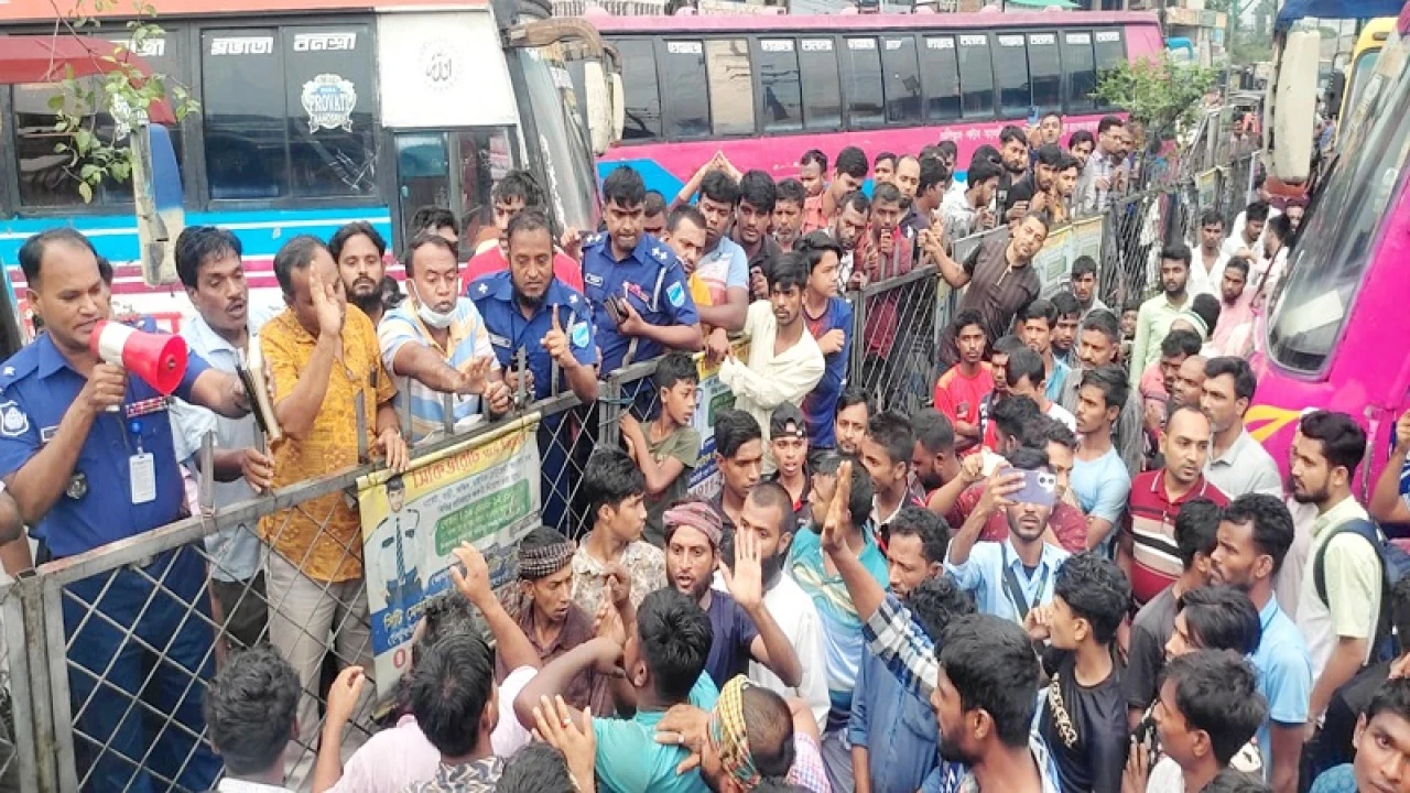 প্রতিবাদে বাস শ্রমিকদের মহাসড়ক অবরোধ