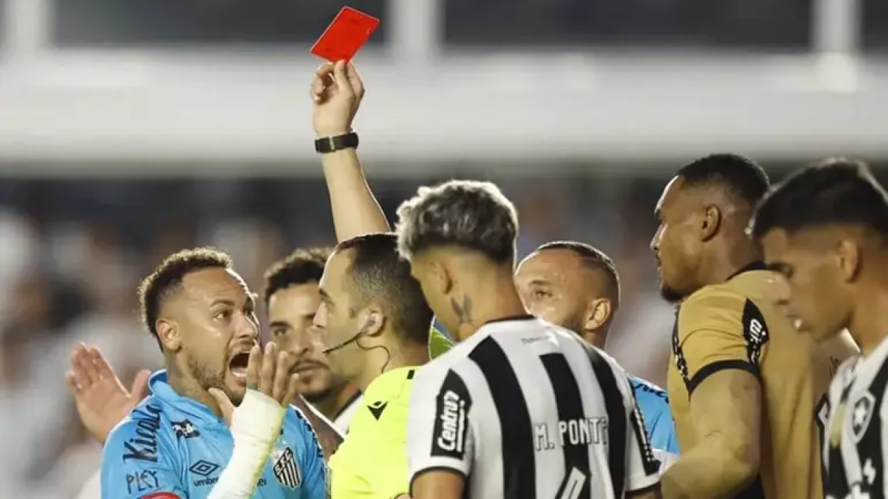 হাত দিয়ে গোল করে লাল কার্ড, ক্ষমা চাইলেন নেইমার