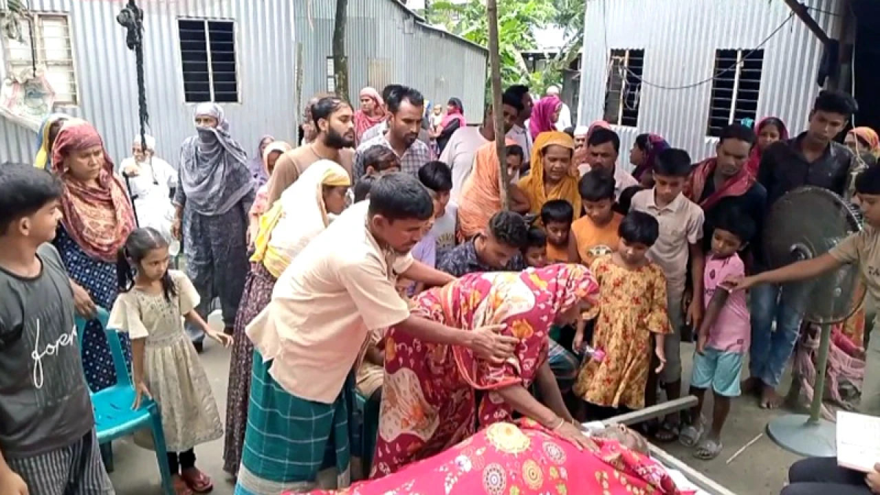 গরু কিনতে যাওয়ার পথে বাবা-ছেলেসহ নিহত ৪