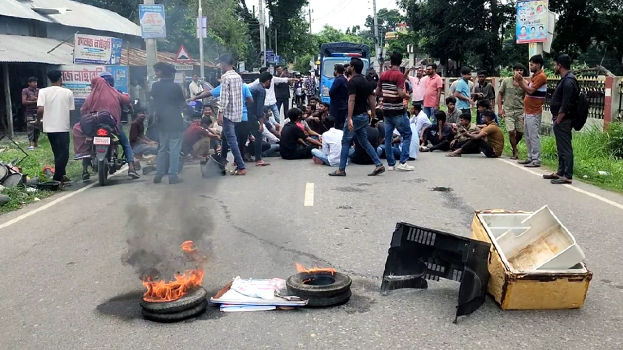 ছাত্রদলের কমিটি বাতিলের দাবিতে টায়ার জ্বালিয়ে বিক্ষোভ