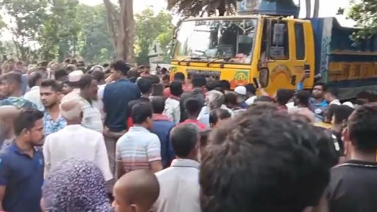 ট্রাকের ধাক্কায় একই পরিবারের ৩ জনের মৃত্যু 