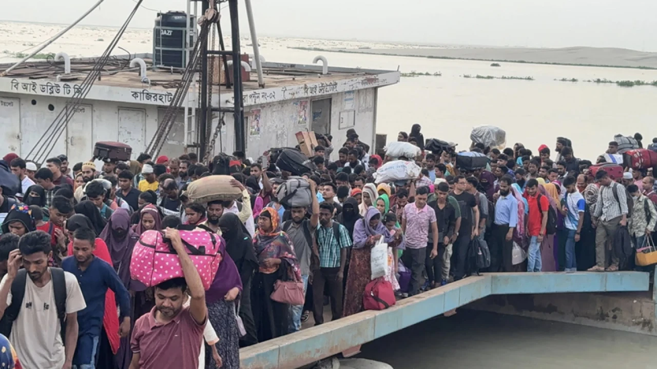 দৌলতদিয়া ফেরিঘাটে ঘরমুখো মানুষের ঢল