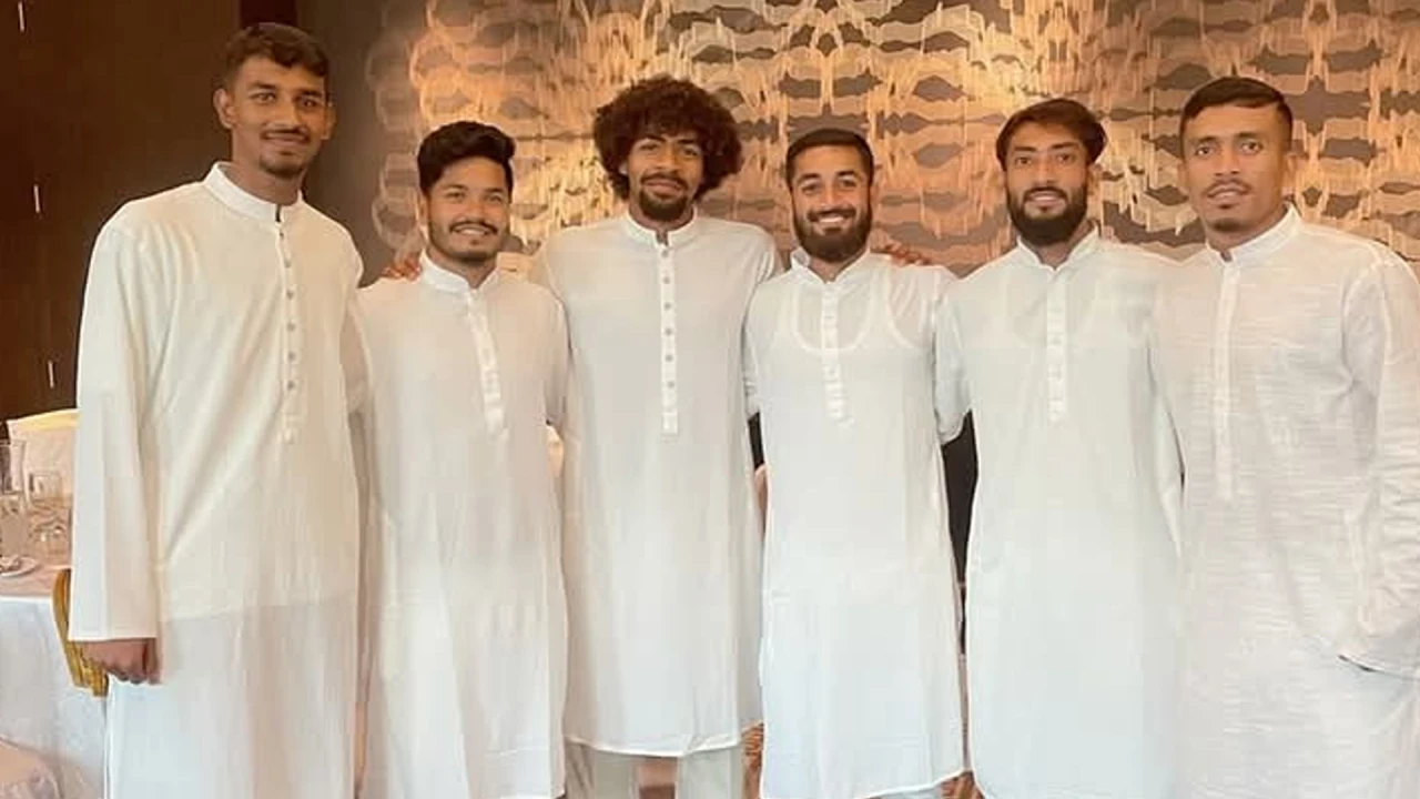 শাহবাগে ঈদের নামাজ পড়লেন হামজা-জামাল ও ফাহমেদুলরা