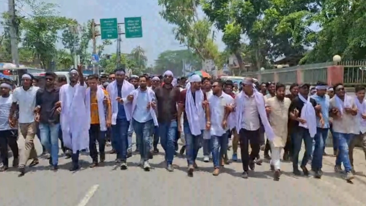 জেলা ছাত্রদলের কমিটি বাতিলের দাবি, কাফনের কাপড় পরে মিছিল